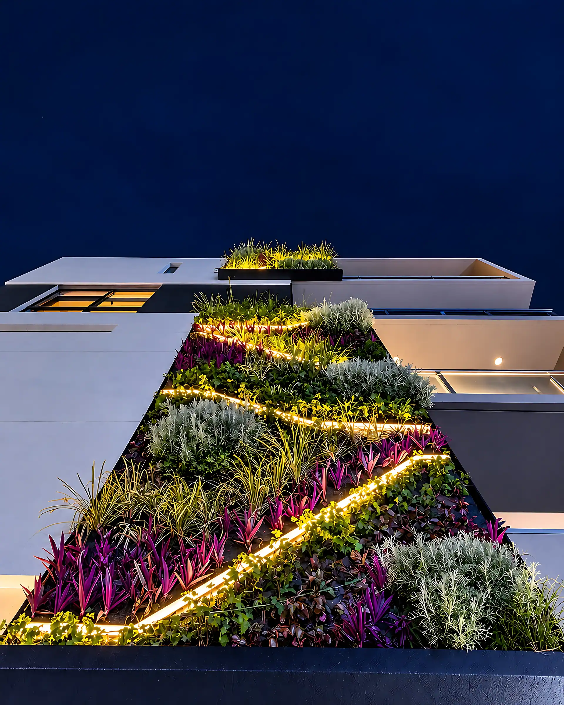 Jardinera iluminada en la fachada