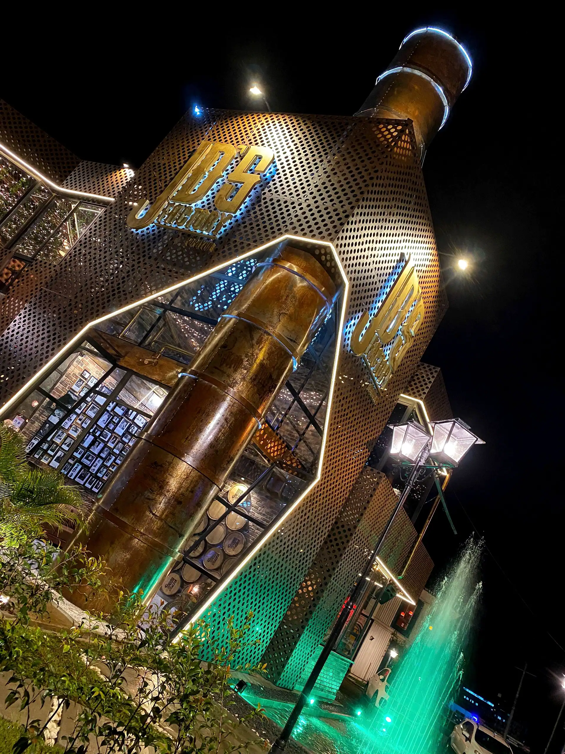 Fachada iluminada de noche