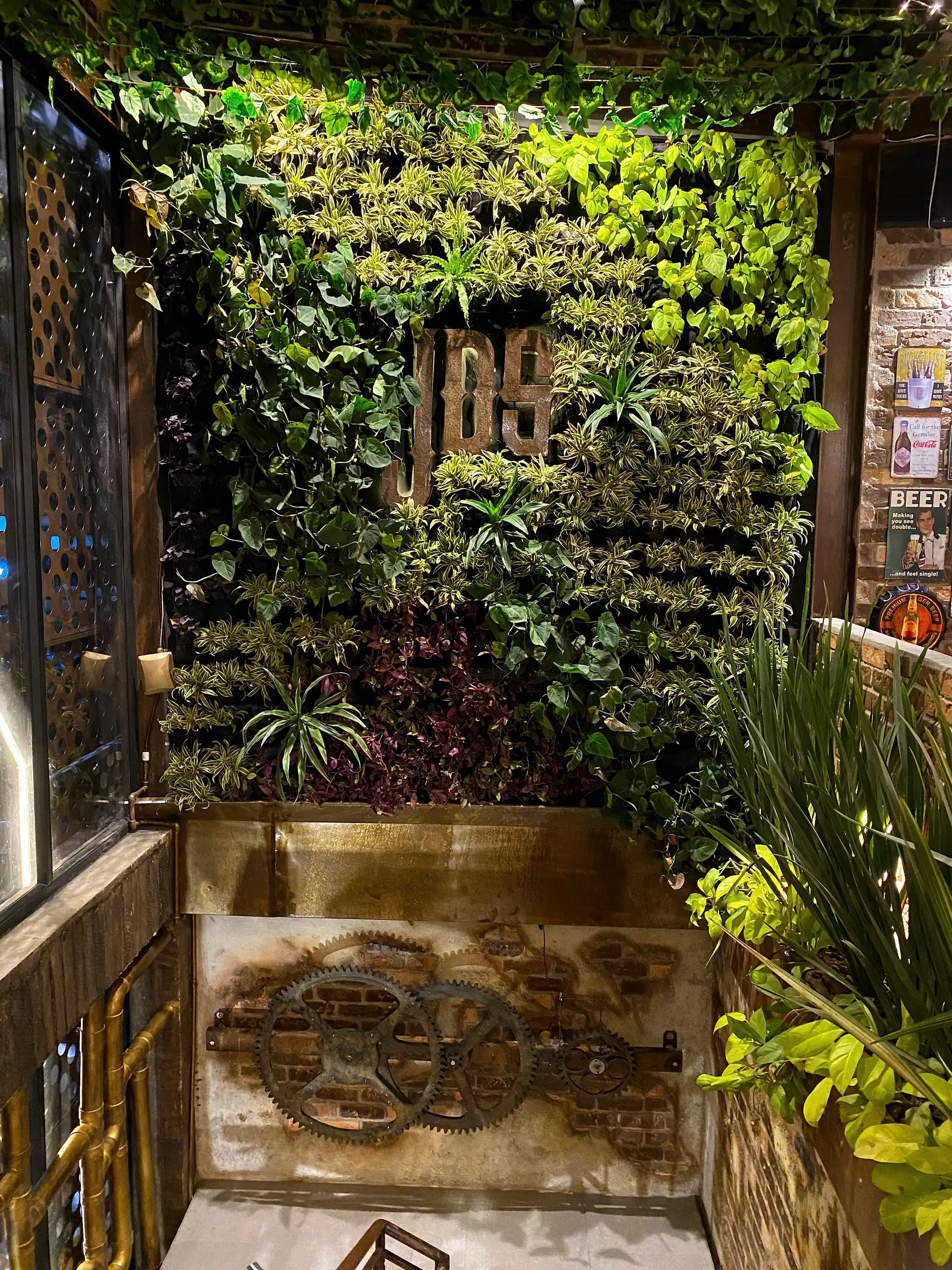 Jardín vertical y letrero