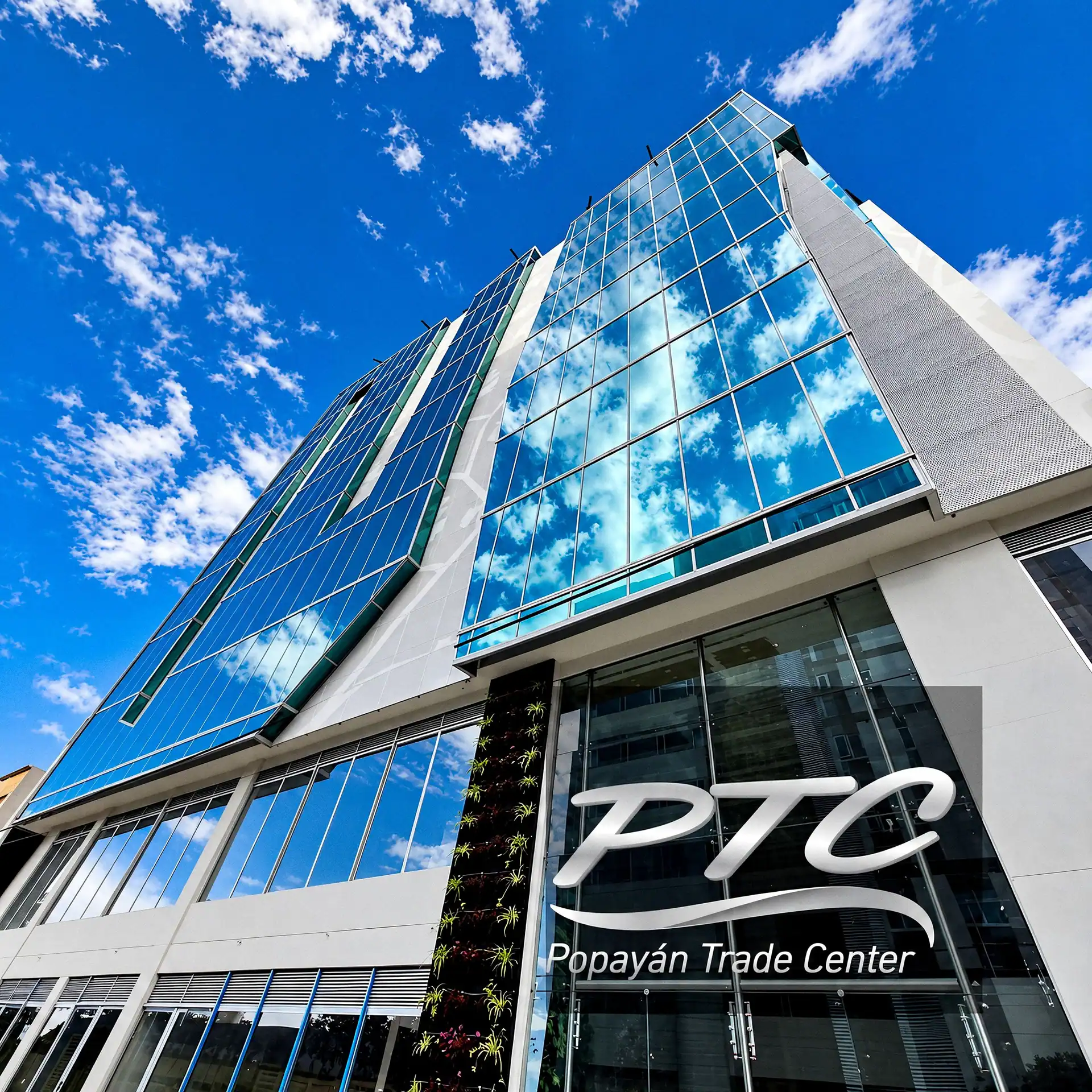 Acceso y letrero del Popayán Trade Center