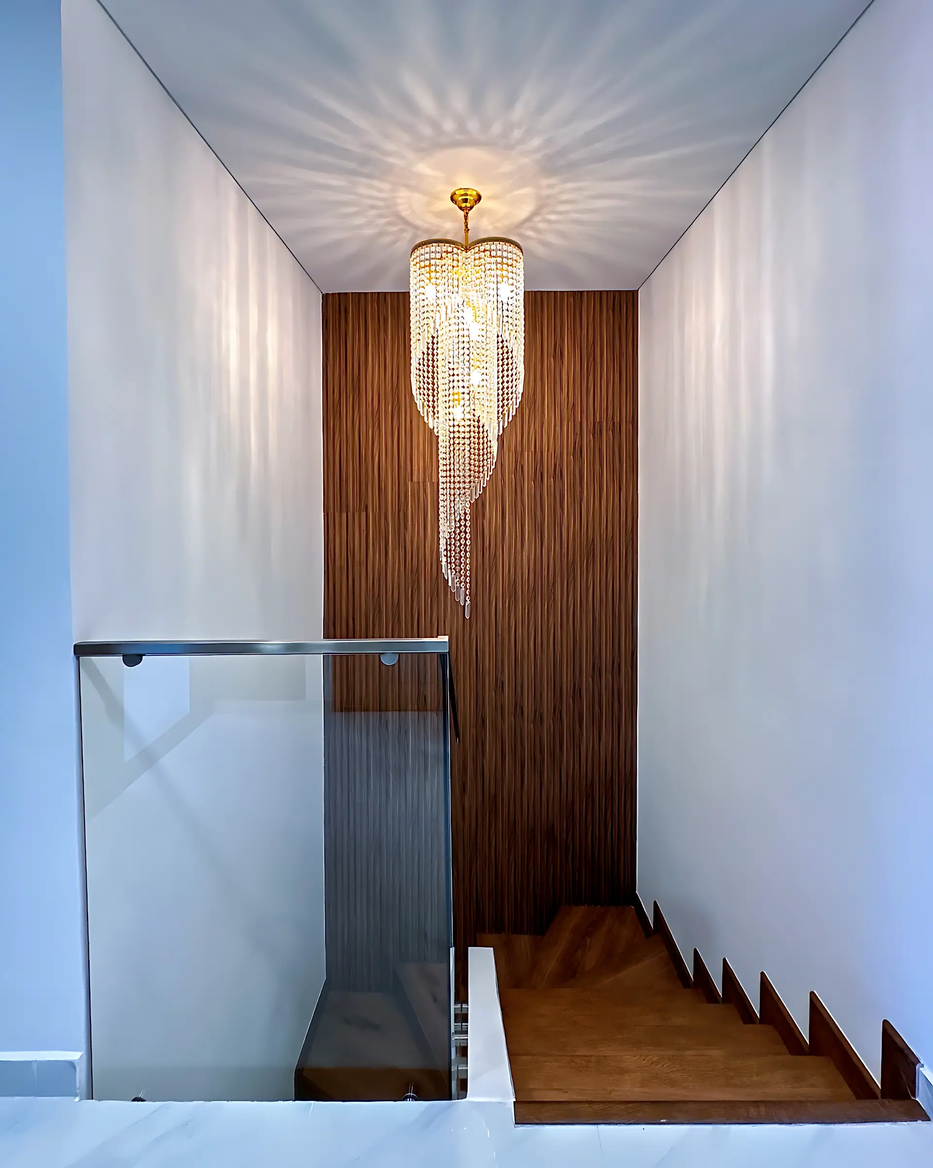 Escalera con lámpara colgante
