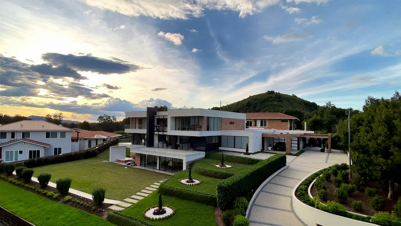 Casa Rengifo: recorrido de la fachada al interior